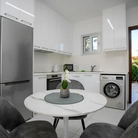 Eden-perfect Location, Sea View, Stylish Apartment *