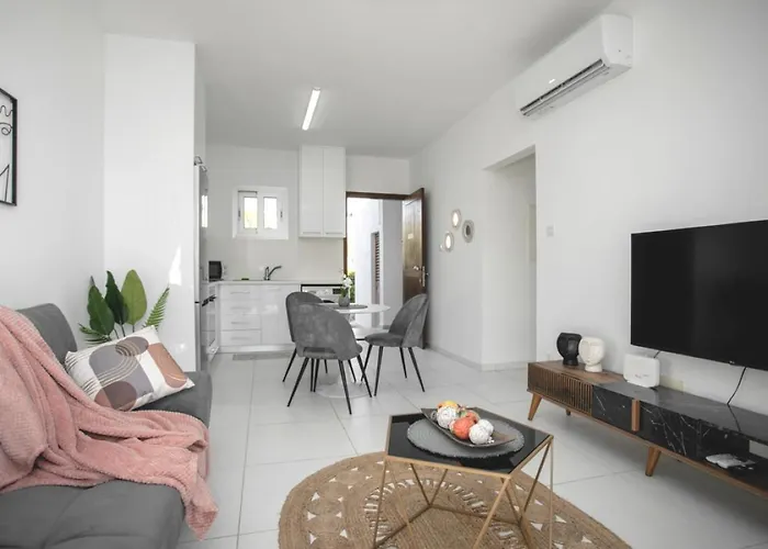 Eden-perfect Location, Sea View, Stylish Lejlighed *