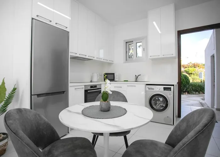 Eden-perfect Location, Sea View, Stylish Lejlighed Paphos