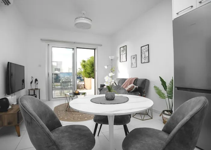 Eden-perfect Location, Sea View, Stylish Lejlighed *