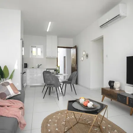 Eden-perfect Location, Sea View, Stylish Lejlighed *